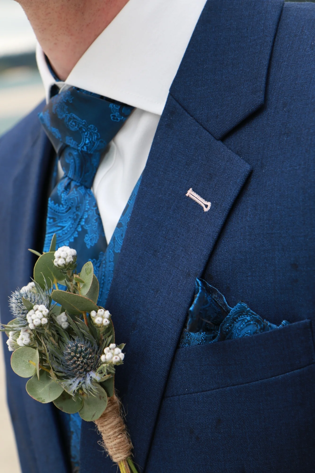 Blauw trouwpak, paisley gilet en stropdas 